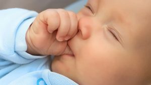 مکیدن انگشت یک عادت طبیعی در نوزادی